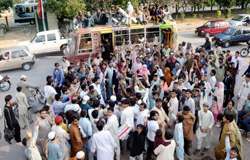 کراچی، سینٹرل جیل میں جیمرز کی تنصیب، موبائل فون کے سگنلز بند ہونے پر علاقہ مکینوں کا احتجاج