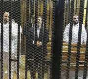 مرسی کی پنجرے میں پیشی پر وکلا کا احتجاج