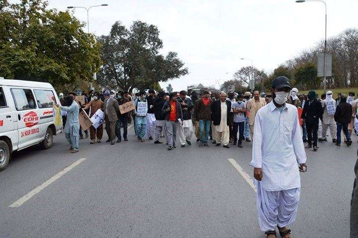 اسلام آباد میں وائس فار بلوچ مسنگ پرسنز کے قافلے کا نیشنل پارٹی کے صدر حاصل بزنجو استقبال کرتے ہوئے