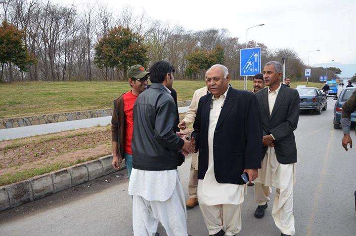 اسلام آباد میں وائس فار بلوچ مسنگ پرسنز کے قافلے کا نیشنل پارٹی کے صدر حاصل بزنجو استقبال کرتے ہوئے