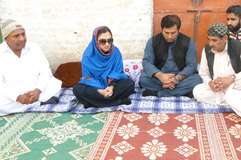شہید اہلکاروں کی تعزیت کیلئے ماروی میمن کا دورہ ڈی آئی خان