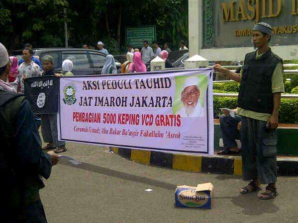 Simpatisan ISIS Indonesia sedang berlatih perang.