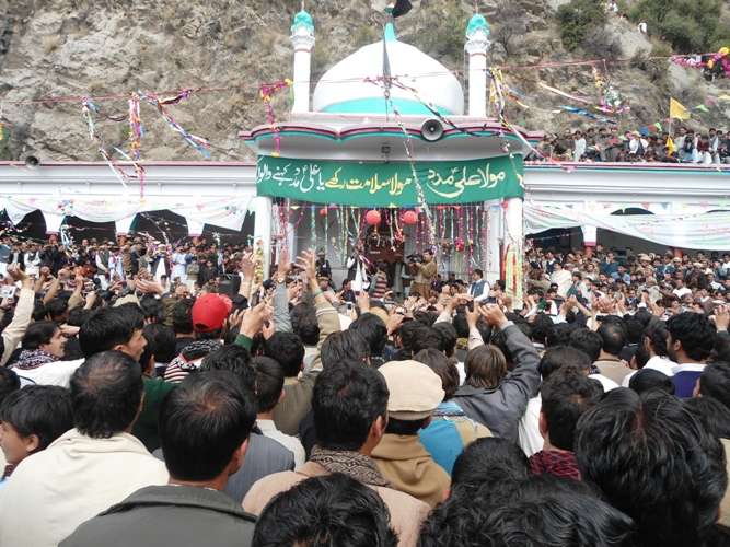 پاراچنار کے علاقہ زیڑان علی زیارت میں جشن نوروز کا تاریخی تہوار