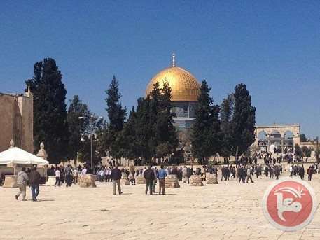 Thousands pray in the streets amid Aqsa mosque restrictions