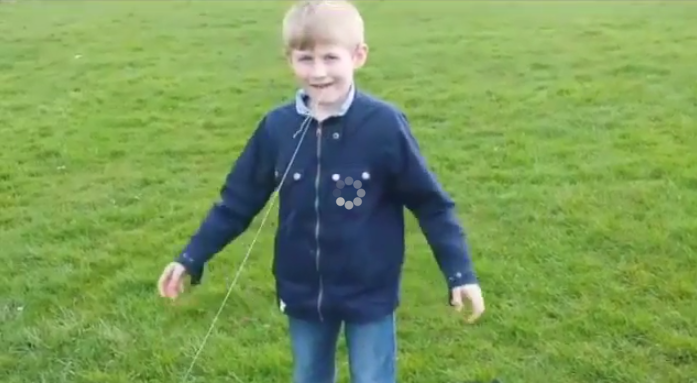بالفيديو: طفل يخلع ضرسه بواسطة طائرة