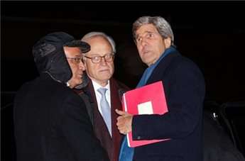 US Secretary of State John Kerry (R) talks with Palestinian lead negotiator Saeb Erekat (L) and State Department Mideast adviser Martin Indyk in Washington March 3, 2014