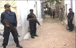 کراچی، گلشن اقبال بلاک 13 ڈی میں پولیس کا سرچ آپریشن، 15 مشتبہ افراد زیرِ حراست