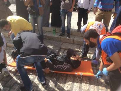 Zionist Police Breaks into Al-Aqsa, Wounds 30 Palestinians