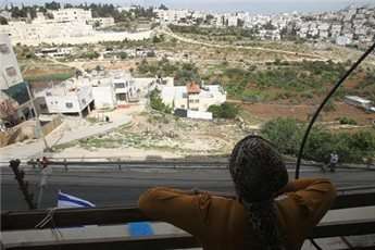 Jewish settler families move into buildings, which Palestinians have said were taken over fraudulently by Israeli settlers in the West Bank town of Hebron, on April 13, 2014