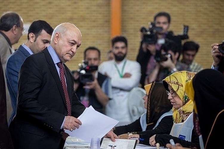 عراقی پارلیمانی انتخابات کے سلسلے میں بیرون ملک مقیم باشندے ووٹ ڈالتے ہوئے