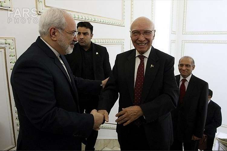 وزیراعظم پاکستان کے خارجہ امور کے مشیر کی تہران میں ایرانی وزیر خارجہ جواد ظریف سے ملاقات