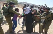ضرب و شتم یک خانم فلسطینی توسط نظامیان صهیونیستی
