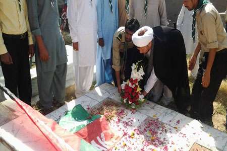 مولانا اعجاز بہشتی شہید تنصیر حیدر کے مزار پر پھول چڑھاتے ہوئے