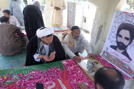مولانا اعجاز بہشتی، راجہ اقبال حسین شہید کے مزار پر فاتحہ خوانی کرتے ہوئے