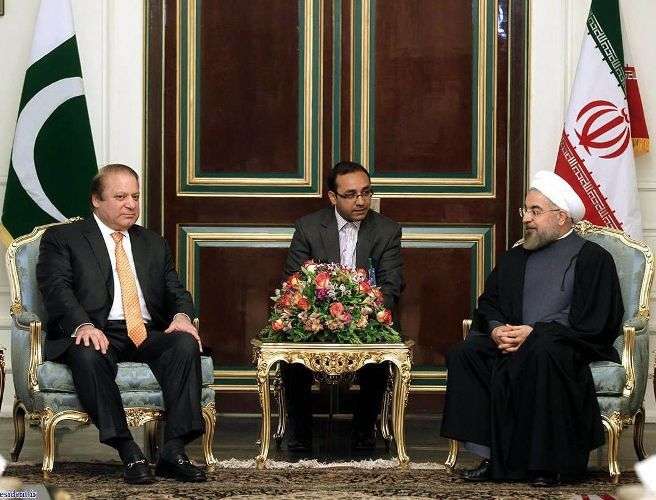تہران میں پاکستانی وزیراعظم کی اعلٰی سطی وفد کے ہمراہ ایرانی صدر ڈاکٹر حسن روحانی سے ملاقات