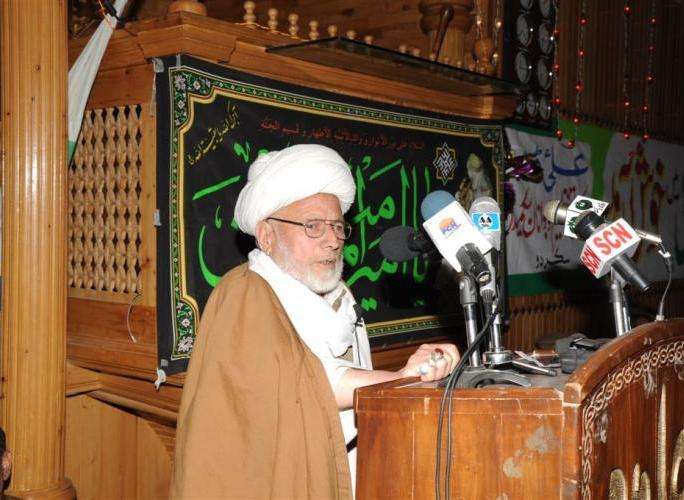 اسکردو، علی ڈے کمیٹی کے زیراہتمام جشن مولود کعبہ کے موقع پر بزرگ عالم دین شیخ انصاری خطاب کرتے ہوئے