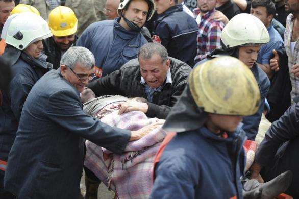 Rescuers carry a miner who sustained injuries after a mine explosion to an ambulance in Soma, a district in Turkey western province of Manisa May 14, 2014.
