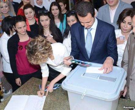 شام میں منعقد ہونے والے صدارتی الیکشن کے موقع پر صدارتی امیدوار بشار الاسد ووٹ  ڈالتے ہوئے