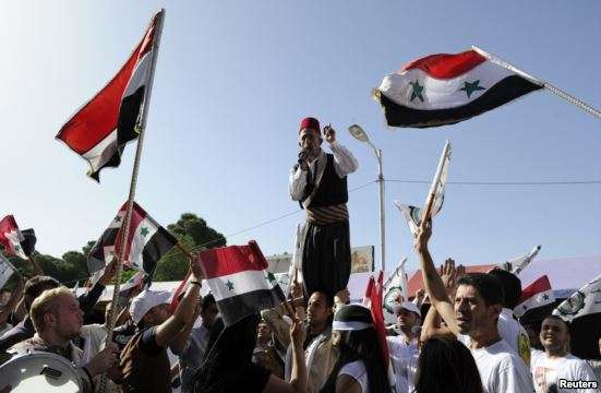 شام میں منعقد ہونے والے صدارتی الیکشن، شامی عوام شام کے پرچم لہرا رہے ہیں