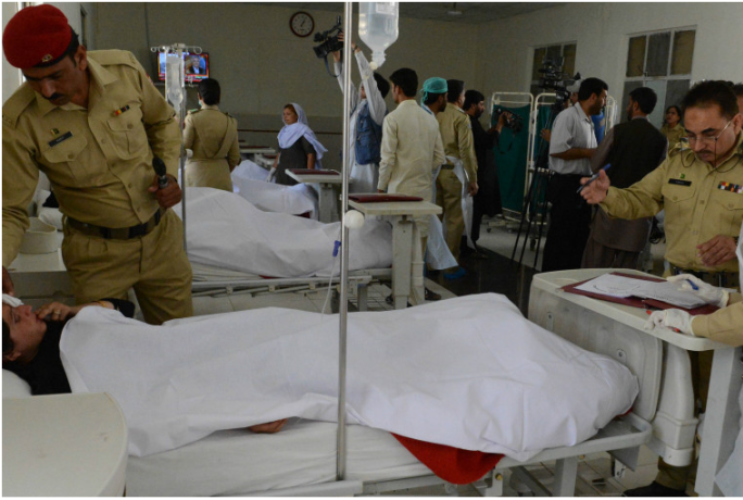 سی ایم ایچ کوئٹہ میں زخمی زائرین، جنہیں تفتان میں سپاہ یزید نے خودکش حملوں میں نشانہ بنایا
