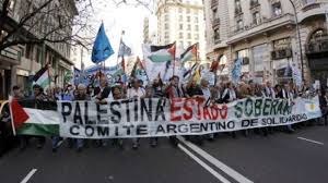 Argentinalılar İsrail səfirliyi qarşısında etiraz aksiyası təşkil ediblər