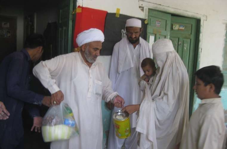 جامعۃ النجف میں علامہ رمضان توقیر عید پیکج اور بچوں میں جوڑے تقسیم کرتے ہوئے