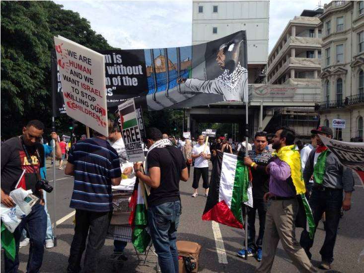 لندن میں اسرائیلی سفارت خانے کے سامنے فلسطین پر صہیونی جارحیت کیخلاف احتجاج کا منظر
