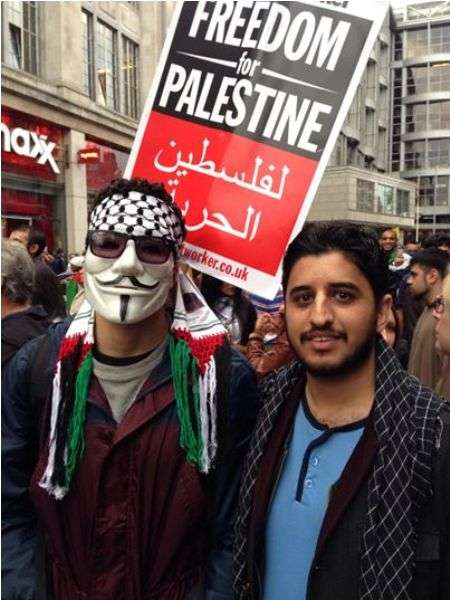 لندن میں اسرائیلی جارحیت کیخلاف نوجوان احتجاج میں شریک ہیں