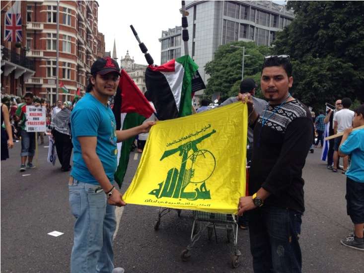 لندن میں احتجاج کے دوران، نوجوان حزب اللہ کا پرچم لیے شریک ہیں