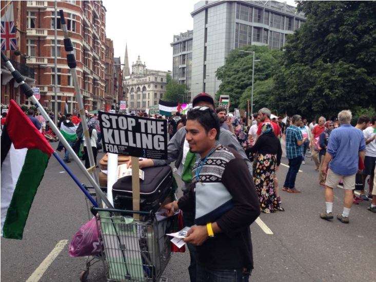 لندن میں اسرائیل کیخلاف احتجاج میں مطاہرین فلسطینی پرچم کے ساتھ شریک ہیں
