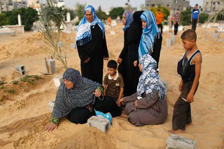 عید الفطر کے موقعہ پر غزہ میں لوگ شہداء کے مزاروں پر روتے بلکتے ایک دوسرے کو تسلی دیتے ہوئے