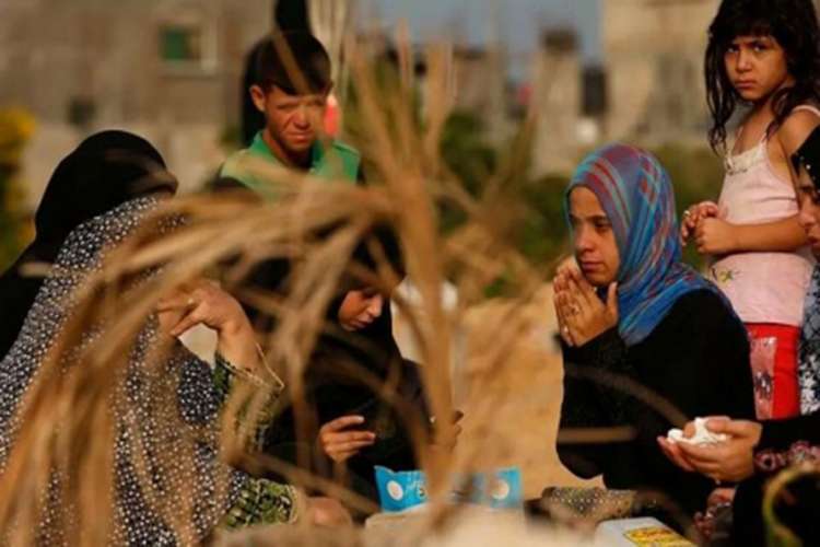 عید الفطر کے موقعہ پر غزہ میں لوگ شہداء کے مزاروں پر روتے بلکتے ایک دوسرے کو تسلی دیتے ہوئے