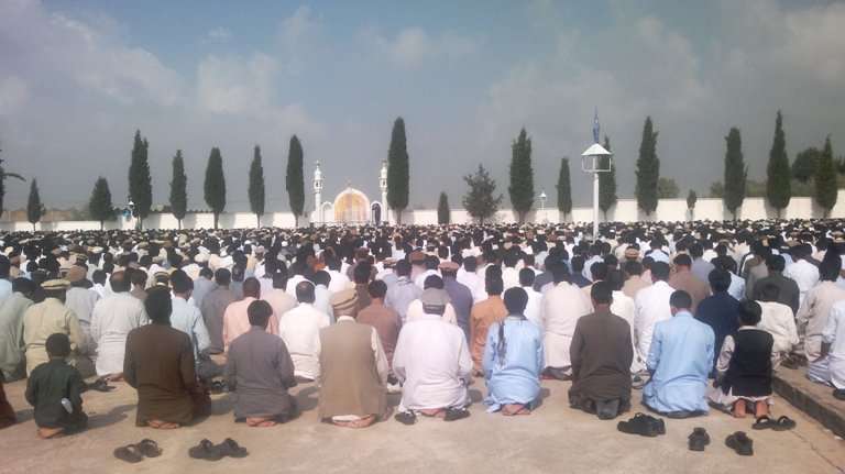 پاراچنار، عید الفطر  کے دوران مرکزی عید گاہ  میں مومنین کی جوق در جوق شرکت