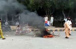 کراچی، سمندر میں ڈوبنے والوں کے لواحقین کے احتجاج پر پولیس کا لاٹھی چارج