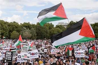 Pro-Palestinian demonstrators listen to speeches at a mass rally in London, on August 9, 2014