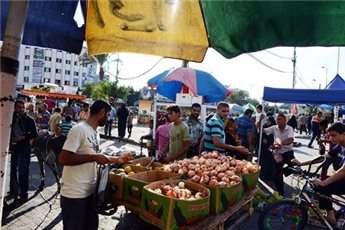 Locals buy onions at a local market in Gaza City on Aug. 9, 2014