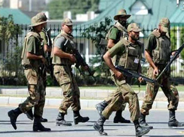 تروریستهای مهاجم به دو پایگاہ نظامی در پاکستان ، کشته شدند