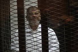 المحكمة تسمح لمرسي بحقيبة من "العسل" داخل محبسه