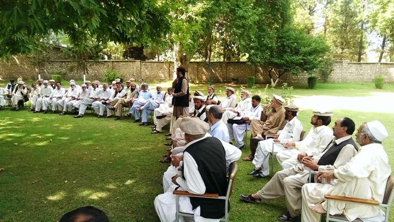 چیف جسٹس (ر) پشاور ہائی کورٹ سید ابن علی کے زیرنگرانی ہنگو امن جرگہ مذاکرات میں مصروف