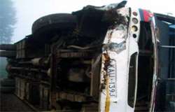 خیرپور میں مسافر بس اور وین کے تصادم میں 10 افراد جاں بحق، 15 زخمی