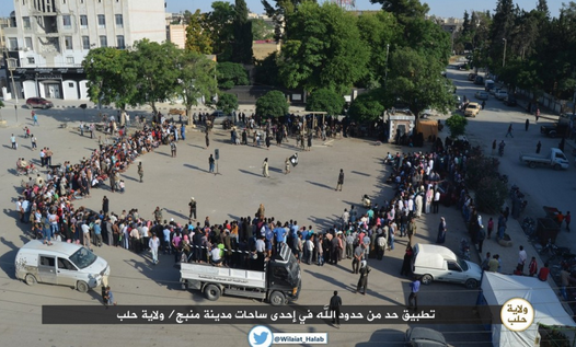 تجمع مردم براي ديدن مجازات مخالفان داعش در منبج