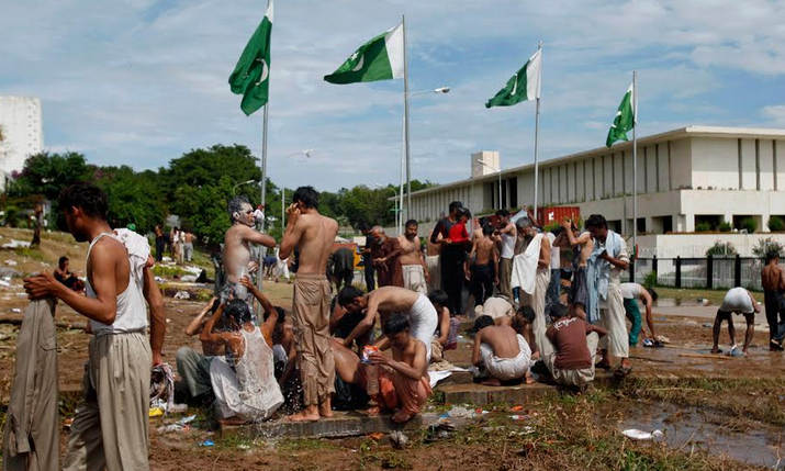 ادامه تحصن معترضین در برابر پارلمان پاکستان در اسلام آباد