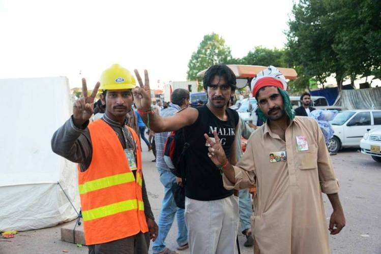 پارلیمنٹ ہاؤس اسلام آباد کے سامنے انقلابی دھرنے کی تصویری جھلکیاں