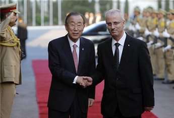 Rami Hamdallah (right) with UN Secretary General Ban Ki-moon in Ramallah on July 22, 2014
