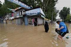 سیلاب سے متاثرہ وادی کشمیر کا بیرونی دنیا سے رابطہ معطل