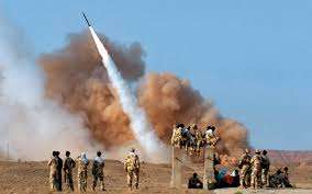ايران تعرض ١٢ صاروخا باليستيا للحرس الثوري باستعراضه العسكري