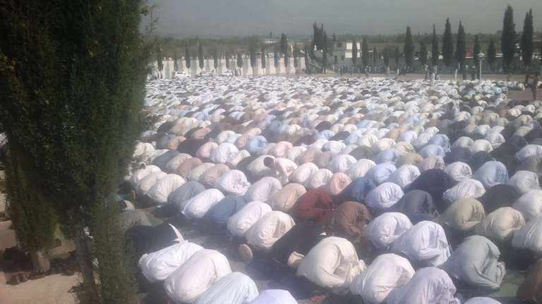 پاراچنار، مرکزی عیدگاہ میں مولانا عارف حسین جعفری کی اقتداء میں نماز عیدالاضحٰی ادا کی جا رہی ہے