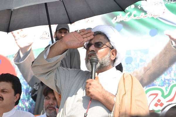 اسلام آباد، انقلاب اور آزادی مارچ کے قائدین نے کارکنوں کے ہمراہ ریڈ زون میں نماز عید ادا کی