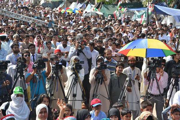 اسلام آباد، انقلاب اور آزادی مارچ کے قائدین نے کارکنوں کے ہمراہ ریڈ زون میں نماز عید ادا کی