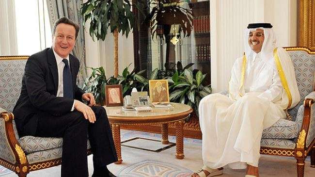British Prime Minister David Cameron (L) meeting with Qatari Emir Sheikh Tamim bin Hamad bin Khalifa. (File photo)